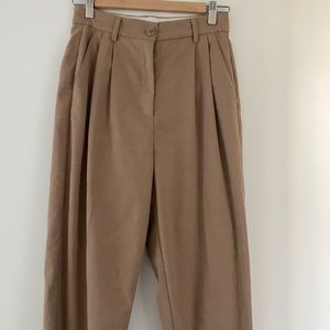 H&M beige pleated cropped pant